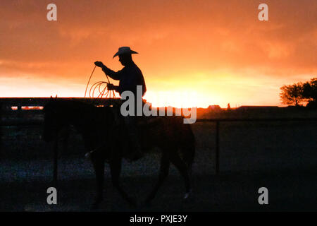 Silhouetted Cowboy zu Pferd in Colorado Sonnenuntergang Stockfoto