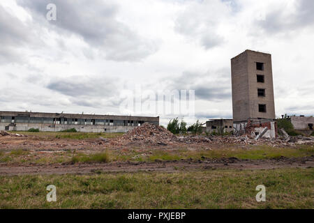 Landschaft in einer alten Fabrik mit zerstörten Gebäuden und Infrastruktur, Wetter Stockfoto