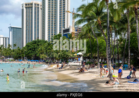 Die berühmten Waikiki Beach während des Tages mit einer Menge von Menschen schätzen die Ansicht in Honolulu Hawaii am 4. Oktober 2018 Stockfoto