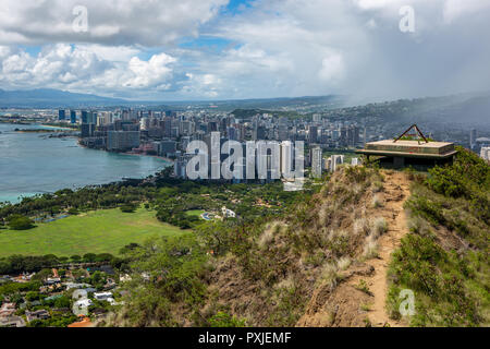 Die Diamond Head Krieg Bunker und dem berühmten Waikiki Beach in den Hintergrund vom Diamond Head Vulkan Spaziergang an einem sonnigen Tag an Waikiki Honolulu Hawa Stockfoto