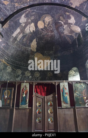 Vardzia Höhle Kirche Ikonostase und Fresko der Heiligen Mutter Gottes und Symbole Stockfoto