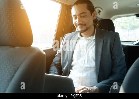 Im Nahen und Mittleren Osten Geschäftsmann in einem Auto Pkw Stockfoto