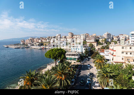 Blick auf die Stadt mit dem Fährhafen, Saranda, Ionisches Meer, Albanien Stockfoto