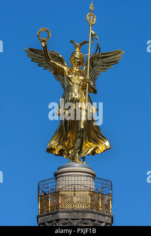 Bronze Skulptur von Victoria auf der Siegessäule, 1873 eröffnet, blauer Himmel, Berlin, Deutschland Stockfoto