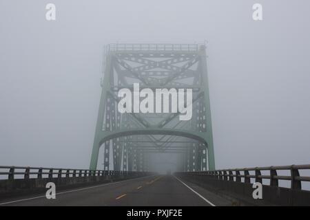 Der Astoria-Megler Bridge im Nebel, in Astoria, Oregon, USA. Stockfoto