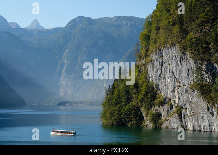 Ausflug Schiff vor echowand am Königssee, Schönfeldspitze auf der Rückseite, Berchtesgadener Alpen Stockfoto