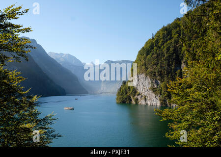 Ausflug Schiff am Königssee vor echowand, Berchtesgadener Alpen, Nationalpark Berchtesgaden, Schönau am Königssee Stockfoto