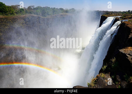 Doppelter Regenbogen über Victoria Falls, Livingstone, Sambia Stockfoto