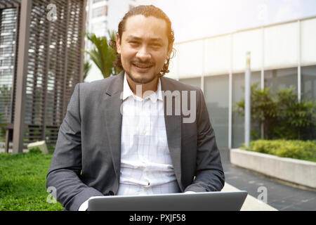 Im Nahen und Mittleren Osten business Mann mit Laptop im Freien Stockfoto