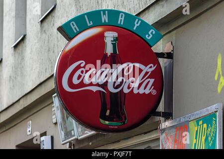 Alte Coca Cola Werbeschild, Berlin, Deutschland Stockfoto