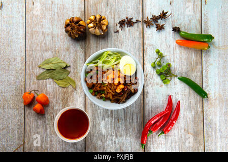 Asiatische chili Nudeln von Oben nach Unten mit Gewürzen Stockfoto