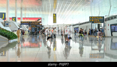 China Wuhan Tianhe - September 10, 2018: Passagiere im internationalen Flughafen Wuhan Tianhe Airport. Stockfoto