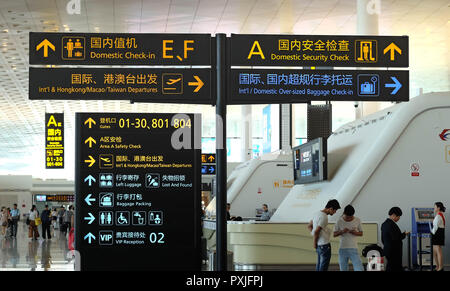 China Wuhan Tianhe - September 10, 2018: Passagiere im internationalen Flughafen Wuhan Tianhe Airport. Stockfoto