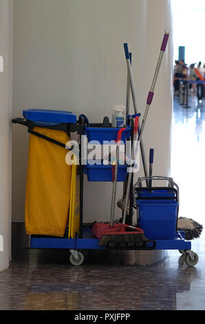 China Wuhan Tianhe - September 10, 2018: Reinigung Werkzeuge Warenkorb warten für die Reinigung am internationalen Flughafen. Von der Reinigung Service Konzept. Stockfoto