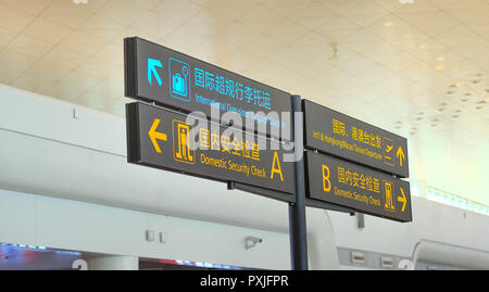 China Wuhan Tianhe - September 10, 2018: Flughafen Infotafel am Tianhe Internationalen Flughafen. Stockfoto