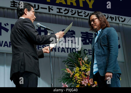 Tokio, Japan. 22 Okt, 2018. Japanische Schauspieler Etsushi Toyokawa (R) nimmt an den 31 Japan gut gekleidete Augen Auszeichnungen im Tokyo Big Sight am 22. Oktober 2018, Tokio, Japan. Die Veranstaltung japanische Berühmtheiten, die für ihre modischen Brillen während der Internationalen optische Fair Tokyo (Ioft) 2018 anerkannt wurden. Credit: Rodrigo Reyes Marin/LBA/Alamy leben Nachrichten Stockfoto