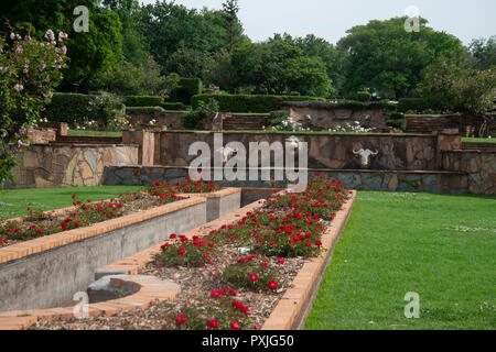 Johannesburg, Südafrika, 22. Oktober, 2018. Die Johannesburg Botanischer Garten, eine öffentliche Rosengarten, ist auf einer teilweise bewölkt Montag Nachmittag gesehen. Es ist immer noch trocken in Johannesburg trotz der jüngsten regnet. Die skulpturale Wasser laufen auf Leere, während Rosen und Rasen dieser historischen Gärten sind verwässert werden. Die Stadt, zusammen mit viel von Südafrika, leiden unter einer langfristigen Auftragsbestand der Infrastruktur Pannen. Credit: Eva-Lotta Jansson/Alamy leben Nachrichten Stockfoto