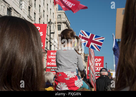 London, UK, 20 thOctober 2018. Mehr als 500.000 Menschen marschierten auf das Parlament zu verlangen, ihre demokratische Stimme in ein Wahrzeichen Demonstration gehört zu werden als die wichtigsten Protest einer Generation in Rechnung gestellt. Als Datum des britischen Brexit aus der Europäischen Union, die Demonstranten in ihren Zehntausende versammelt, um die politischen Führer zur Kenntnis nehmen und die britische Öffentlichkeit eine Abstimmung über die endgültige Brexit Angebot zu geben. (Foto von Mike Abrahams/Alamy leben Nachrichten Stockfoto