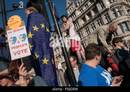 London, UK, 20 thOctober 2018. Mehr als 500.000 Menschen marschierten auf das Parlament zu verlangen, ihre demokratische Stimme in ein Wahrzeichen Demonstration gehört zu werden als die wichtigsten Protest einer Generation in Rechnung gestellt. Als Datum des britischen Brexit aus der Europäischen Union, die Demonstranten in ihren Zehntausende versammelt, um die politischen Führer zur Kenntnis nehmen und die britische Öffentlichkeit eine Abstimmung über die endgültige Brexit Angebot zu geben. (Foto von Mike Abrahams/Alamy leben Nachrichten Stockfoto