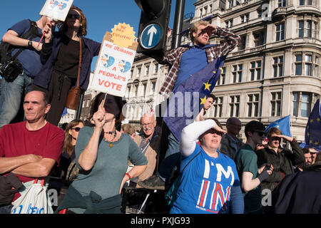 London, UK, 20 thOctober 2018. Mehr als 500.000 Menschen marschierten auf das Parlament zu verlangen, ihre demokratische Stimme in ein Wahrzeichen Demonstration gehört zu werden als die wichtigsten Protest einer Generation in Rechnung gestellt. Als Datum des britischen Brexit aus der Europäischen Union, die Demonstranten in ihren Zehntausende versammelt, um die politischen Führer zur Kenntnis nehmen und die britische Öffentlichkeit eine Abstimmung über die endgültige Brexit Angebot zu geben. (Foto von Mike Abrahams/Alamy leben Nachrichten Stockfoto