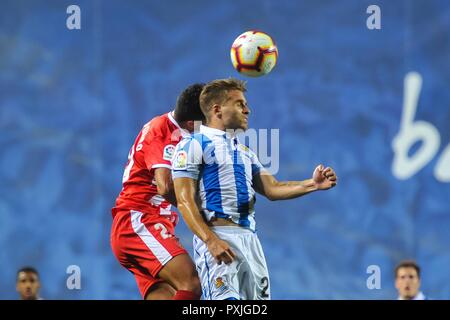 San Sebastian, Spanien. 22 Okt, 2018. Pedro Porro von Girona Duelle um den Ball mit Kevin Rodrigues von Real Sociedad während der spanischen Liga Fußballspiel zwischen Real Sociedad und Girona an der Anoeta Stadium am 22. Oktober 2018 in San Sebastian, Spanien Quelle: CORDON PRESSE/Alamy leben Nachrichten Stockfoto