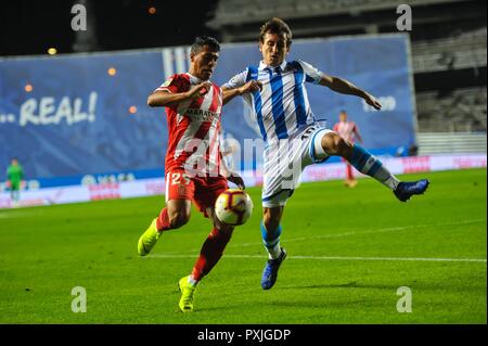 San Sebastian, Spanien. 22 Okt, 2018. Pedro Porro von Girona Duelle um den Ball mit Mikel Oyarzabal von Real Sociedad während der spanischen Liga Fußballspiel zwischen Real Sociedad und Girona an der Anoeta Stadium am 22. Oktober 2018 in San Sebastian, Spanien Quelle: CORDON PRESSE/Alamy leben Nachrichten Stockfoto