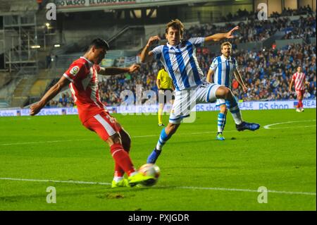 San Sebastian, Spanien. 22 Okt, 2018. Pedro Porro von Girona Duelle um den Ball mit Mikel Oyarzabal von Real Sociedad während der spanischen Liga Fußballspiel zwischen Real Sociedad und Girona an der Anoeta Stadium am 22. Oktober 2018 in San Sebastian, Spanien Quelle: CORDON PRESSE/Alamy leben Nachrichten Stockfoto