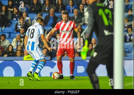 San Sebastian, Spanien. 22 Okt, 2018. Juanpe Ramirez von Girona Duelle um den Ball mit Andoni Gorosabel von Real Sociedad während der spanischen Liga Fußballspiel zwischen Real Sociedad und Girona an der Anoeta Stadium am 22. Oktober 2018 in San Sebastian, Spanien Quelle: CORDON PRESSE/Alamy leben Nachrichten Stockfoto