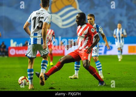 San Sebastian, Spanien. 22 Okt, 2018. Seydou Doumbia von Girona Duelle um den Ball mit Aritz Elustondo von Real Sociedad während der spanischen Liga Fußballspiel zwischen Real Sociedad und Girona an der Anoeta Stadium am 22. Oktober 2018 in San Sebastian, Spanien Quelle: CORDON PRESSE/Alamy leben Nachrichten Stockfoto