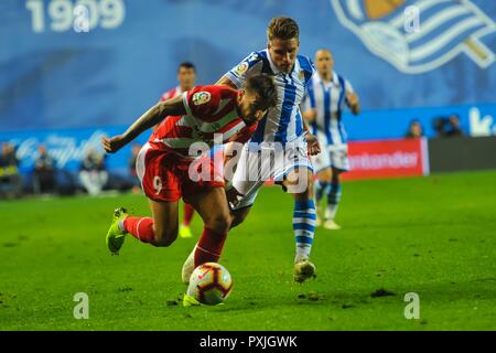 San Sebastian, Spanien. 22 Okt, 2018. Portu von Girona Duelle um den Ball mit Kevin Rodrigues von Real Sociedad während der spanischen Liga Fußballspiel zwischen Real Sociedad und Girona an der Anoeta Stadium am 22. Oktober 2018 in San Sebastian, Spanien Quelle: CORDON PRESSE/Alamy leben Nachrichten Stockfoto
