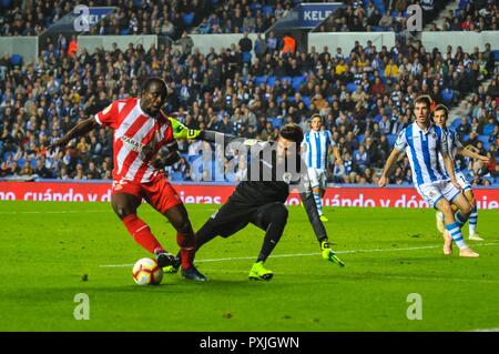 San Sebastian, Spanien. 22 Okt, 2018. Seydou Doumbia von Girona Duelle um den Ball mit Miguel Angel Moya von Real Sociedad während der spanischen Liga Fußballspiel zwischen Real Sociedad und Girona an der Anoeta Stadium am 22. Oktober 2018 in San Sebastian, Spanien Quelle: CORDON PRESSE/Alamy leben Nachrichten Stockfoto