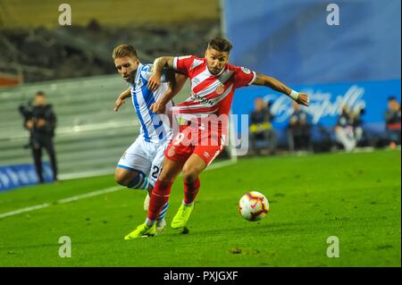 San Sebastian, Spanien. 22 Okt, 2018. Portu von Girona Duelle um den Ball mit Kevin Rodrigues von Real Sociedad während der spanischen Liga Fußballspiel zwischen Real Sociedad und Girona an der Anoeta Stadium am 22. Oktober 2018 in San Sebastian, Spanien Quelle: CORDON PRESSE/Alamy leben Nachrichten Stockfoto