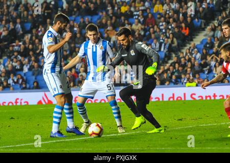 San Sebastian, Spanien. 22 Okt, 2018. Raul Navas, Igor Zubeldia und <Miguel Angel Moya von Real Sociedad während der spanischen Liga Fußballspiel zwischen Real Sociedad und Girona an der Anoeta Stadium am 22. Oktober 2018 in San Sebastian, Spanien Quelle: CORDON PRESSE/Alamy leben Nachrichten Stockfoto