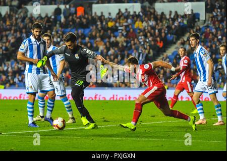 San Sebastian, Spanien. 22 Okt, 2018. Miguel Angel Moya von Real Sociedad Duelle um den Ball mit Portu von Girona, die während der spanischen Liga Fußballspiel zwischen Real Sociedad und Girona an der Anoeta Stadium am 22. Oktober 2018 in San Sebastian, Spanien Quelle: CORDON PRESSE/Alamy leben Nachrichten Stockfoto