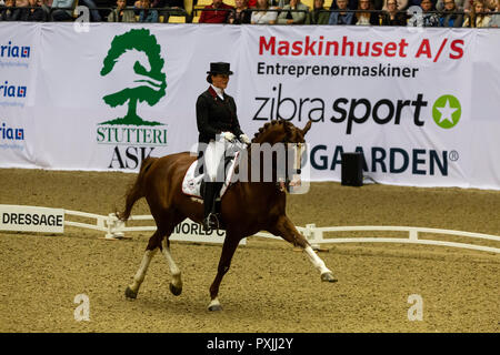 Herning, Dänemark. 21. Oktober, 2018. Thamar Zweistra von Holland Doppel von Hexagon während der FEI World Cup 2018 Reiten in freestyle Dressur in Dänemark. Credit: OJPHOTOS/Alamy leben Nachrichten Stockfoto