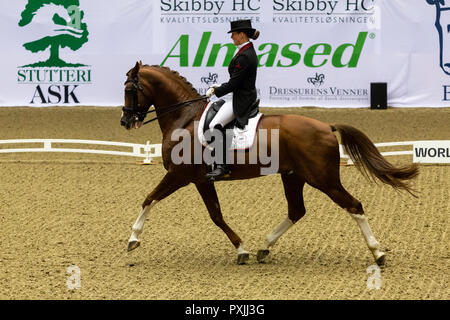 Herning, Dänemark. 21. Oktober, 2018. Thamar Zweistra von Holland Doppel von Hexagon während der FEI World Cup 2018 Reiten in freestyle Dressur in Dänemark. Credit: OJPHOTOS/Alamy leben Nachrichten Stockfoto