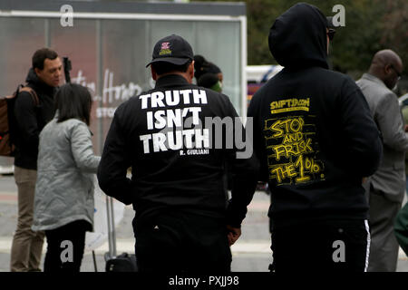 New York City, New York, USA. 22 Okt, 2018. Aktivist Organisation''˜ RiseUpOctober' seiner 23 nationalen Tag des Protestes zu stoppen, die Brutalität der Polizei am Foley Square in Downtown Manhattan am 22. Oktober 2018 statt. Die 12:00 Uhr Rally und März ist ein Tag, der Aktivisten zusammen mit denen, die liebten, die als Folge von Begegnungen mit US-Strafverfolgungsbehörden verloren haben. Credit: G. Ronald Lopez/ZUMA Draht/Alamy leben Nachrichten Stockfoto