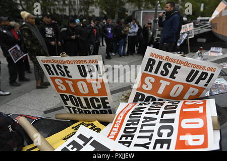 New York, USA, 22. Okt 2018. Ein Haufen von Anzeichen für ein Ende "POLIZEITERROR" während einer Kundgebung und Marsch gegen die Brutalität der Polizei am Foley Square in Manhattan. Es war eines von Dutzenden von ähnlichen Veranstaltungen in anderen Städten der USA geplant Die 23. jährlichen nationalen Tag des Protestes zu stoppen, die Brutalität der Polizei, 1996 vom 22. Oktober Koalition gegründet zu markieren. Credit: Joseph Reid/Alamy leben Nachrichten Stockfoto