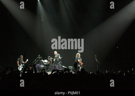 Milwaukee, Wisconsin, USA. 16 Okt, 2018. ROBERT TRUJILLO, Lars Ulrich, James Hetfield und Kirk Hammett von Metallica während des WorldWired Tour bei Fiserv Forum in Milwaukee, Wisconsin Credit: Daniel DeSlover/ZUMA Draht/Alamy leben Nachrichten Stockfoto