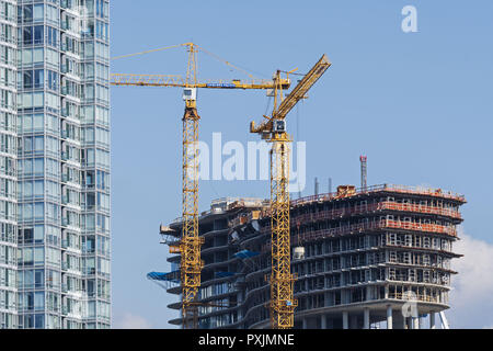 Vancouver, British Columbia, Kanada. 19 Sep, 2018. Baukräne bei der Arbeit an neuen hohe Condominium Tower in der Innenstadt von Vancouver. Die Entwicklung ist von Concord Pacific und ist mit '' werden die Arc'Credit: bayne Stanley/ZUMA Draht/Alamy leben Nachrichten Stockfoto