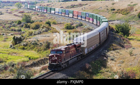 Medicine Hat, Alberta, Kanada. 10 Sep, 2018. Die Canadian Pacific Railway Lok zieht einen Güterzug, einschließlich autorack (Auto Carrier) Triebwagen und intermodalen Transportbehälter, Reisen entlang der Strecke in der Nähe von Medicine Hat, Alberta. Credit: bayne Stanley/ZUMA Draht/Alamy leben Nachrichten Stockfoto