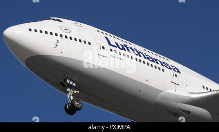 Richmond, British Columbia, Kanada. 16 Okt, 2018. Ein Lufthansa Boeing 747-400 (D-ABVZ) wide-Body Jet Airliner fliegen Aufwand gering zu Boden auf kurze letzte Ansatz für die Landung. Credit: bayne Stanley/ZUMA Draht/Alamy leben Nachrichten Stockfoto