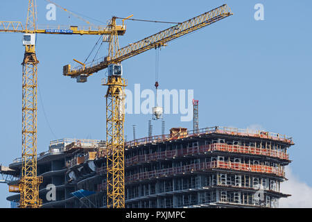 Vancouver, British Columbia, Kanada. 19 Sep, 2018. Baukräne bei der Arbeit an neuen hohe Condominium Tower in der Innenstadt von Vancouver. Die Entwicklung ist von Concord Pacific und ist mit '' werden die Arc'Credit: bayne Stanley/ZUMA Draht/Alamy leben Nachrichten Stockfoto