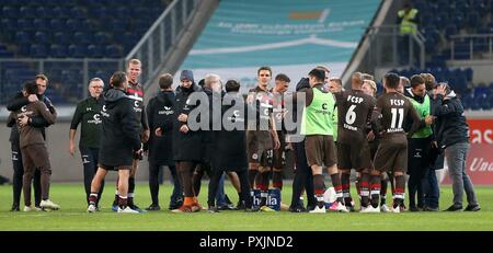 Duisburg, Deutschland. 22 Okt, 2018. firo: 22.10.2018 Fußball, 2. Bundesliga, Saison 2018/2019 MSV Duisburg - FC St. Pauli Hamburg Hamburg Das Team von St. Pauli feiert den 1:0 Sieg. | Verwendung der weltweiten Kredit: dpa/Alamy leben Nachrichten Stockfoto