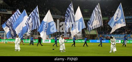 Duisburg, Deutschland. 22 Okt, 2018. firo: 22.10.2018 Fußball, 2. Bundesliga, Saison 2018/2019 MSV Duisburg - FC St. Pauli Hamburg Hamburg Die flagpawers eingeben. | Verwendung der weltweiten Kredit: dpa/Alamy leben Nachrichten Stockfoto