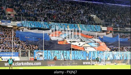 Duisburg, Deutschland. 22 Okt, 2018. firo: 22.10.2018 Fußball, 2. Bundesliga, Saison 2018/2019 MSV Duisburg - FC St. Pauli Hamburg Hamburg Choreo im Duisburger Nordkurve. | Verwendung der weltweiten Kredit: dpa/Alamy leben Nachrichten Stockfoto