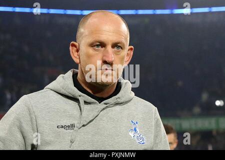 Duisburg, Deutschland. 22 Okt, 2018. firo: 22.10.2018 Fußball, 2. Bundesliga, Saison 2018/2019 MSV Duisburg - FC St. Pauli Hamburg Hamburg Trainer goalsten Lieberknecht (#TL, MSV Duisburg) nachdenklich. | Verwendung der weltweiten Kredit: dpa/Alamy leben Nachrichten Stockfoto