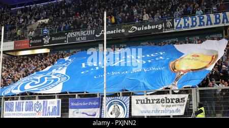 Duisburg, Deutschland. 22 Okt, 2018. firo: 22.10.2018 Fußball, 2. Bundesliga, Saison 2018/2019 MSV Duisburg - FC St. Pauli Hamburg Hamburg den MSV-Fans ziehen Sie die Kv? Nig Pilsener-Flag für die zweite Hälfte. | Verwendung der weltweiten Kredit: dpa/Alamy leben Nachrichten Stockfoto