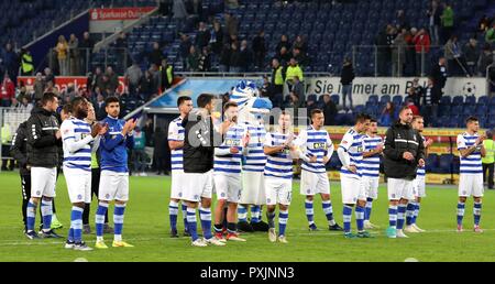 Duisburg, Deutschland. 22 Okt, 2018. firo: 22.10.2018 Fußball, 2. Bundesliga, Saison 2018/2019 MSV Duisburg - FC St. Pauli Hamburg Hamburg die Spieler des MSV Duisburg möchte den Fans zu danken. | Verwendung der weltweiten Kredit: dpa/Alamy leben Nachrichten Stockfoto