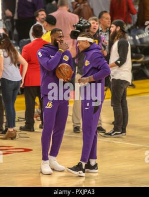 Los Angeles, CA, USA. 22 Okt, 2018. Los Angeles Lakers vorwärts LeBron James#23 und Los Angeles Lakers forward Michael Beasley #11 plaudern, bevor die von den San Antonio Spurs Los Angeles Lakers an Staples Center am 22. Oktober 2018 vs. (Foto durch Jevone Moore) Credit: Csm/Alamy leben Nachrichten Stockfoto